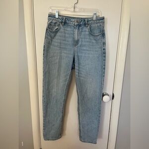 LIGHT WASH STRAIGHT JEANS.